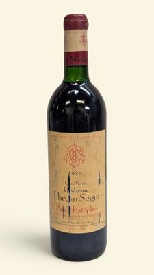 une bouteille de vin posée sur une table
