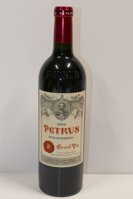 une bouteille de vin posée sur une table