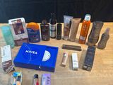 une table sur laquelle se trouvent de nombreux produits de beauté