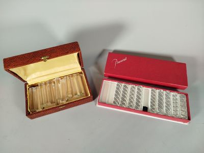 une boîte rouge contenant un coffret de six paires d'eye-liners