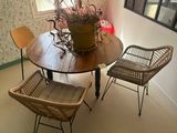 deux chaises et une table dans une pièce dotée d'une fenêtre