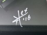 someone is writing on the glass of a car with chinese writing