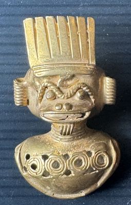 deux petites figurines en or représentant un homme coiffé d'une couronne