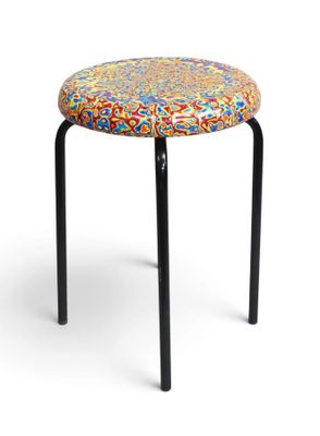 une image représentant un tabouret orné d'un motif coloré