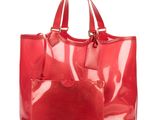 un sac à main rouge et un porte-monnaie rouge sur fond blanc
