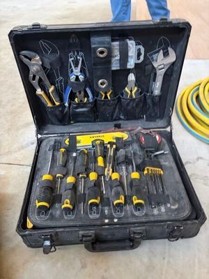 une caisse à outils avec des outils sur le sol