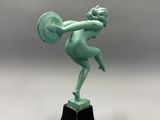 une image représentant une statue de femme tenant un disque