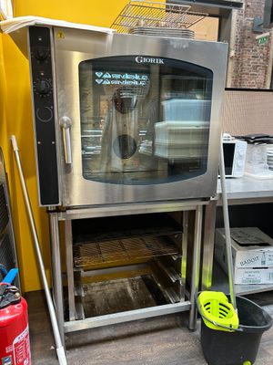 une image d'un four commercial dans un magasin
