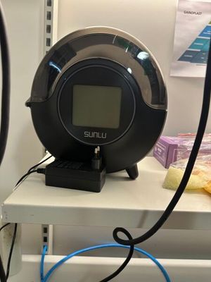 une horloge posée sur une étagère dans une pièce