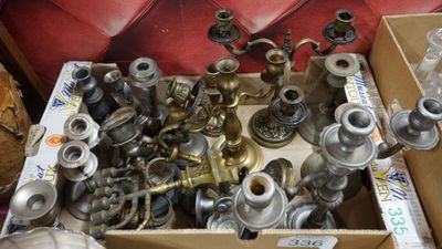 Un carton avec de nombreux bougeoirs ou chandeliers à trois … - Photo 1