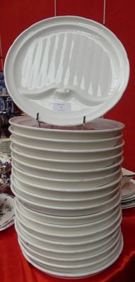 une pile d'assiettes posée sur une table recouverte d'une nappe rouge