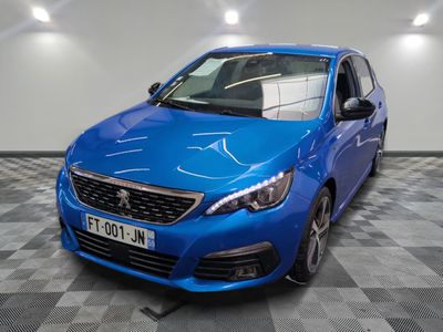 la voiture bleue est garée dans le garage sur le sol en damier