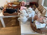 une table blanche sur laquelle se trouve un panier contenant des tasses à thé et à café