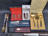plusieurs types d'argenterie dans une boîte