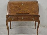 un bureau ancien avec un plateau en bois et deux tiroirs