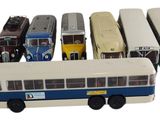 tout un tas de petits bus alignés les uns à côté des autres