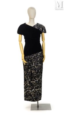 une photo d'un mannequin vêtu d'une robe noire et dorée