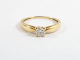une bague de fiançailles en or jaune sertie d'un seul diamant