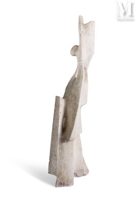 statue d'une femme tenant un livre dans la main droite