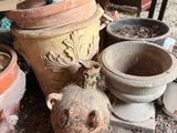 many pots that are sitting on the ground next to each other