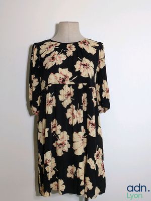une robe à fleurs en noir et blanc sur un mannequin, un mannequin, un mannequin, un mannequin, un mannequin, un mannequin, un mannequin, un mannequin