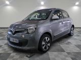 la photo d'une voiture argentée garée dans une salle d'exposition