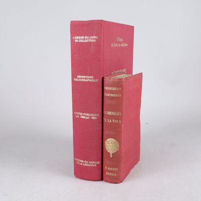 deux livres rouges posés l'un sur l'autre sur une surface blanche