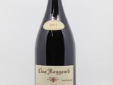 une bouteille de vin rouge posée sur une table blanche
