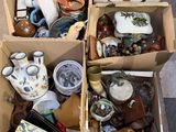 des cartons remplis d'objets divers posés par terre