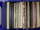 beaucoup de disques dans une boîte bleue posée sur la table
