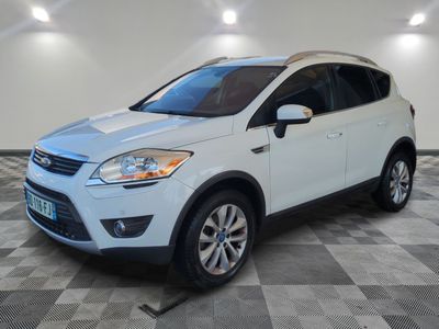 un SUV Ford Kuga blanc garé dans un garage