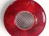 un gros plan d'une lumière rouge sur une surface blanche