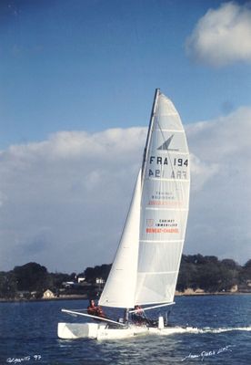 un voilier qui navigue sur l'eau