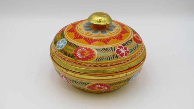 Pot couvert rond peint de fleurs. 18 X 23 cm