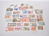 tout un tas de billets de différentes coupures sur la table