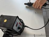 une personne qui utilise une machine posée sur une table