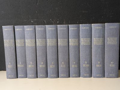Six livres sont alignés sur une étagère devant un mur noir.