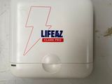 une boîte blanche sur laquelle figure un logo rouge et bleu
