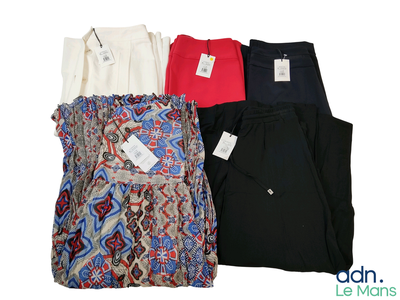 trois pantalons de ville pour femme et un haut portant une étiquette