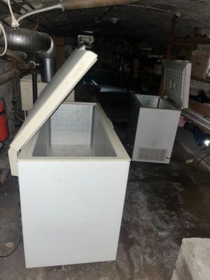 une photo d'un congélateur dans un garage