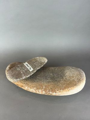 une pierre sur laquelle est accrochée une étiquette, posée sur une table