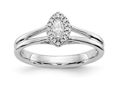 une bague de fiançailles en or blanc sertie d'un diamant central en forme de poire