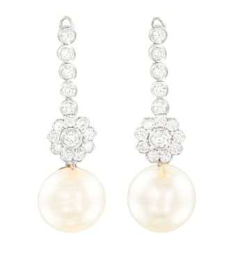 une paire de boucles d'oreilles en perles et diamants