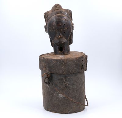 un gros plan sur une statue d'éléphant posée sur une caisse en bois