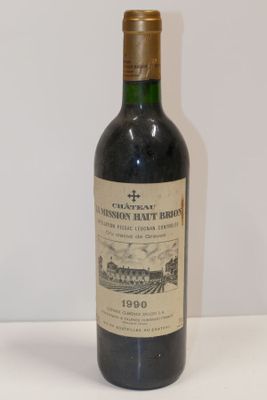 une bouteille de vin posée sur une table