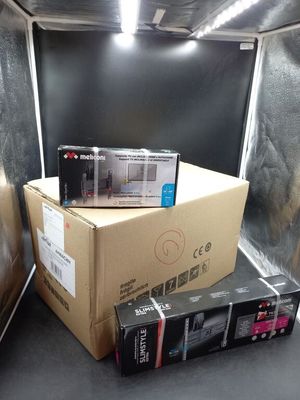 Sur une palette, stock important de support de télévision de…