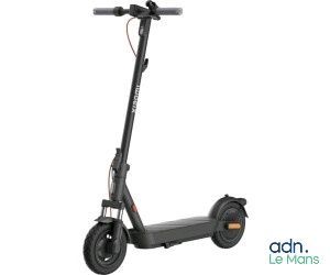 gros plan d'un scooter sur fond blanc