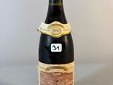 une bouteille de vin posée sur une table