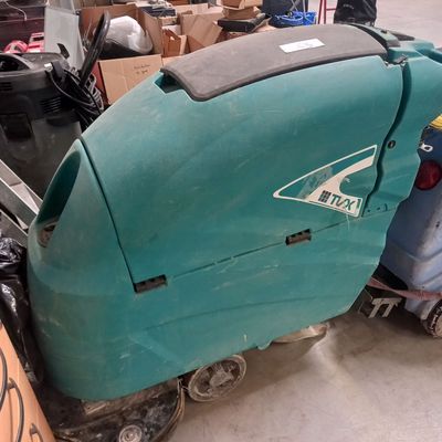a machine that is sitting on the floor in a warehouse