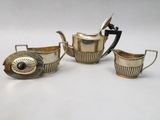 trois pièces de vaisselle, dont une théière, une tasse et une soucoupe